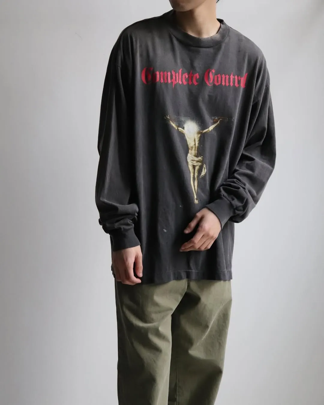 SAINT Mxxxxxx × Kosuke Kawamura KK_LS TEE/COMPLETE CONTRL/BLK KK joint model Jesus AK submachine gun cross long-sleeved TEE Washed black S-XL KK joint model creative submachine gun Jesus cross The fading of sulfur dye on ready-to-wear and washed water to make it old Hand-splashed ink hole processing The printing is repeatedly modified to outline the ultimate restoration ZP Cylindrical side seam high weight fabric Stiff and comfortable Correct accessories Customized co-branded wash mark/little angel mark, top purchasing agent level